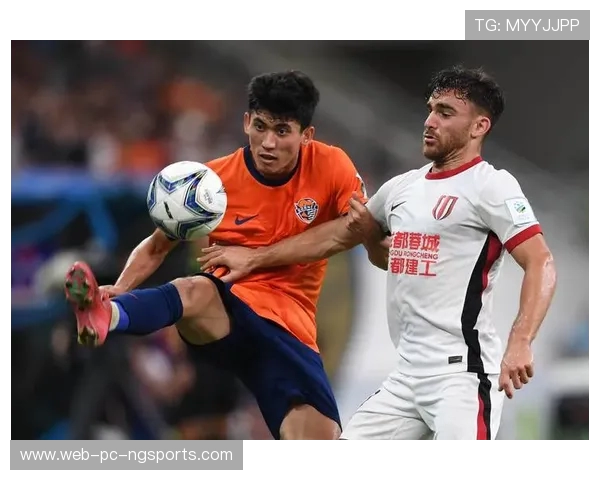 成都蓉城迎战青岛海牛 展现攻防对决激烈较量