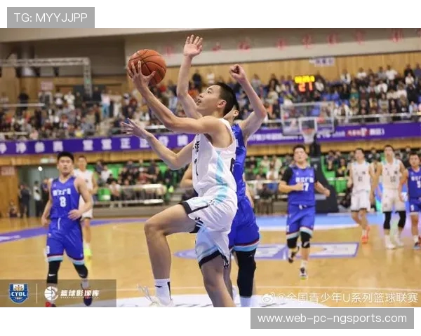 中国男篮迎战澳大利亚拼劲力年轻球员崭露头角展现球队新面貌