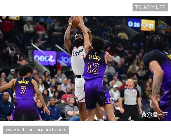 洛杉矶快艇与金州勇士激战正酣谁能在NBA赛场上笑到最后